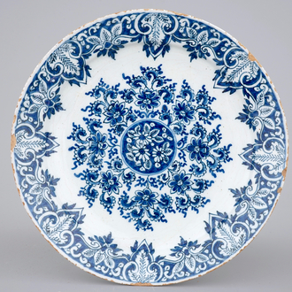 Une assiette en faïence de Delft bleu et blanc, vers 1700