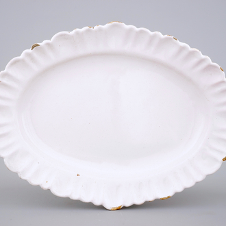 Un grand plat ovale en blanc de Delft au bord plié, 18ème