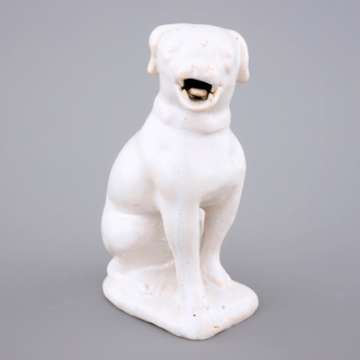 Een wit monochrome Delfts aardewerken figuur van een hond, 18e eeuw