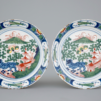 Une belle paire d'assiettes en Delft polychrome au décor chinoiserie, 18ème