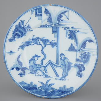 Un plat en Delft bleu et blanc au décor chinoiserie, 17ème