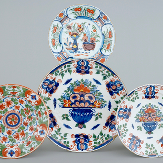 Een lot van vier polychrome Delftse borden, 18e eeuw