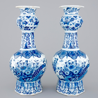 Une paire de vases en faïence de Delft aux paons, vers 1700