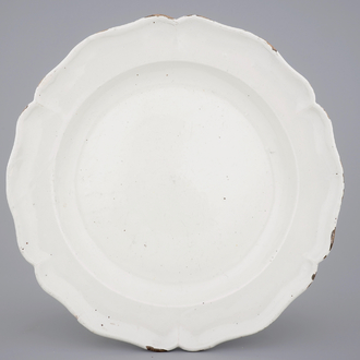 Un grand plat en blanc de Delft au bord contourné, 18ème