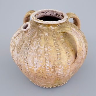 Un pot au bec en proto-grès d'Andenne, 13ème