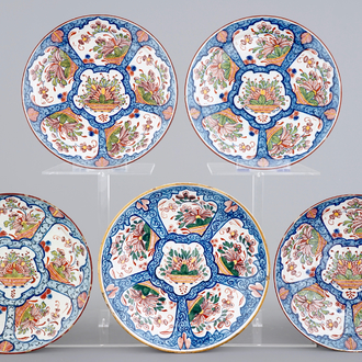 Een set van 5 borden met decor van bloemenmanden, Delft, 18e eeuw