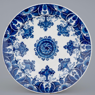 Un plat de taille exceptionelle en faïence de Delft au décor florale, 18ème