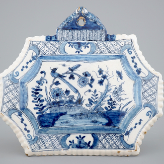 Une plaque en faïence de Delft bleu et blanc au décor de chinoiserie naturaliste, 18ème