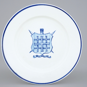 Une assiette en porcelaine de Tournai pour la Guilde de Saint-Sébastien et inscrit Brugge, 18ème