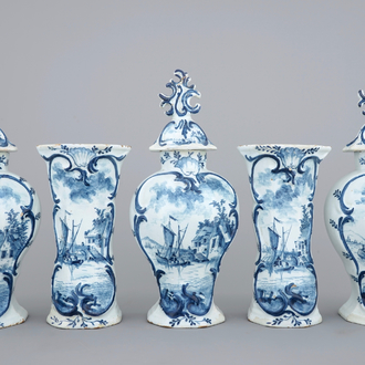Une garniture de 5 vases en faïence de Delft bleu et blanc, 18ème