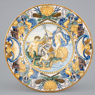 Un grand plat en majolique italienne au décor de Poseidon et Triton, 20ème