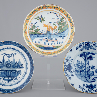 Deux assiettes en bleu et blanc et une polychrome au décor chinoiserie, Delft, 18/19ème