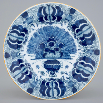 Un plat en Delft bleu et blanc au décor fin d'une queu de paon, 18ème