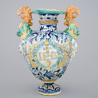 Un vase au deux anses en majolique d'Anvers au décor a foglie, 16ème