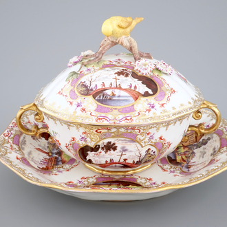 Un bol et son couvercle sur présentoir en porcelaine de Meissen, 18ème