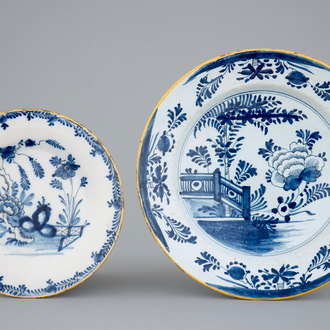 Deux assiettes en faïence de Delft bleu et blanc, 18ème
