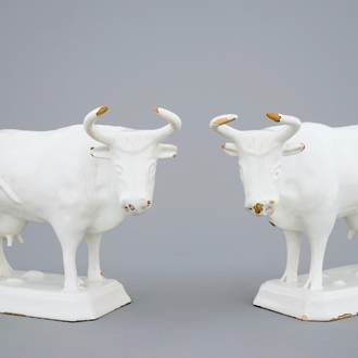 Une grande paire de vaches en blanc de Delft, 18ème