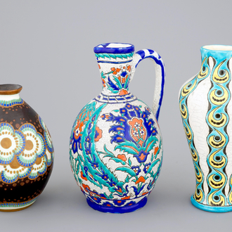 Un lot de trois vases, un en style Iznik, de Charles Catteau pour Boch Kéramis, 1ère moitié du 20ème