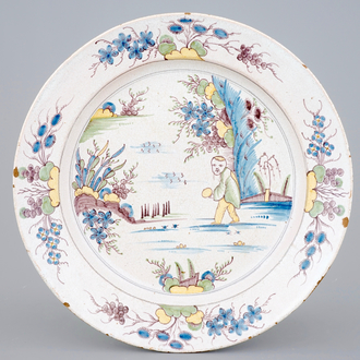 Un plat polychrome au décor chinoiserie, Saint-Amand-les-Eaux, 18ème