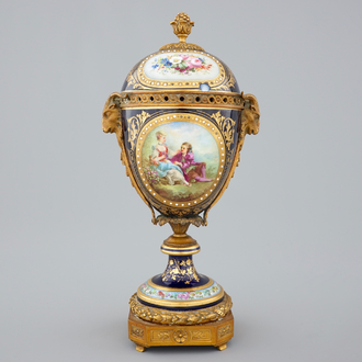 Un bol et son couvercle en porcelaine de Sèvres, monté en bronze, 19ème