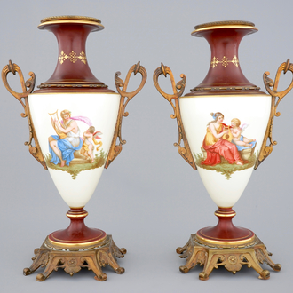 Une paire de vases en porcelaine de Bruxelles, dans le style de Sèvres, 19ème