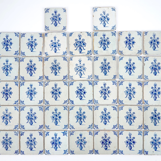 Un lot de 37 carreaux de Delft au vases fleuris, 17ème