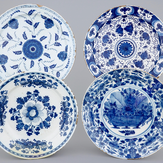 Un lot de 4 grands plats en faïence de Delft bleu et blanc, 18ème