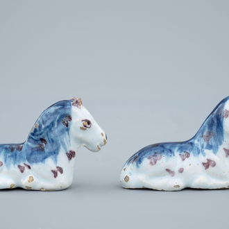 Une paire de chevaux miniatures en faïence de Delft polychrome, 18ème