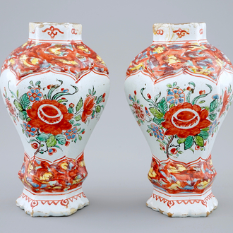 Une paire de vases en faïence de Delft au décor petit feu, 18ème