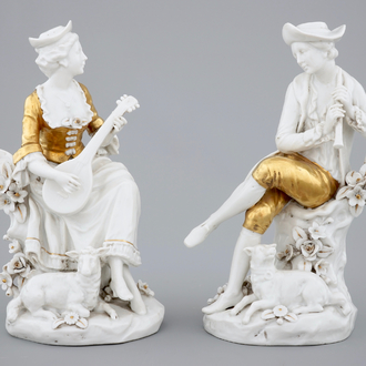 Une paire de musiciens en porcelaine de Capodimonte en blanc et doré, 19ème