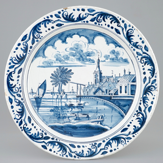 Un plat au paysage en majolique bleu et blanc de Harlingen, la Frise, 18ème