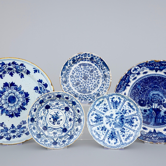 A set of 5 Dutch Delft blue and white plates, 18th C.