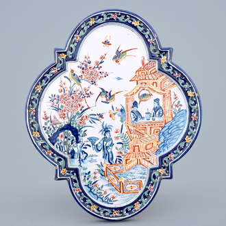 Een polychrome Delftse chinoiserie plaquette, 19e eeuw