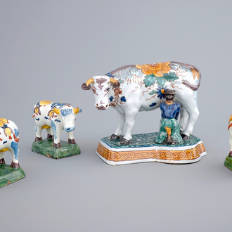 Un lot de 4 vaches en faïence polychrome de Delft, 19ème
