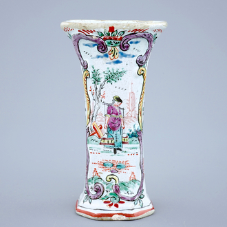 Un petit vase en faïence de Delft au décor petit feu, 18ème