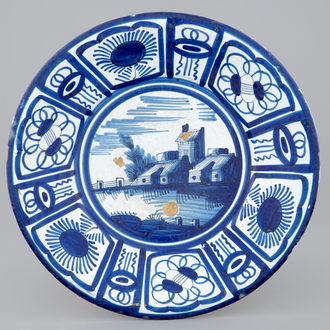 Un plat au paysage en majolique bleu et blanc de Harlingen, la Frise, début du 17ème