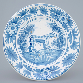 A blue and white Delft maiolica dish with a dotted cat, 17/18th C.
