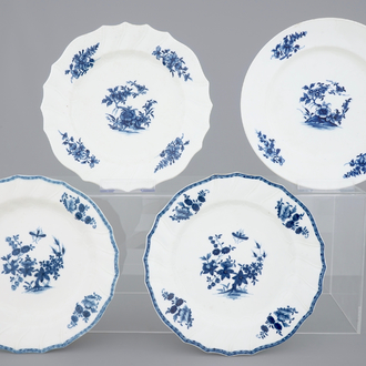 Un lot de 4 assiettes en porcelaine de Tournai bleu et blanc, 18ème