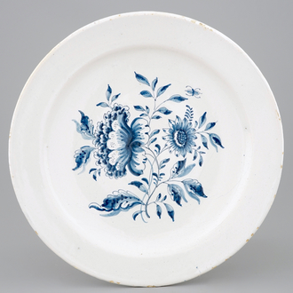Un plat au décor floral en majolique bleu et blanc de Harlingen, la Frise, 18ème
