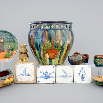 Une collection de poterie flamande et quelques carreaux de Delft, 18/20ème