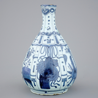 Un vase de forme bouteille en faïence de Delft au décor de chinoiserie, 17ème