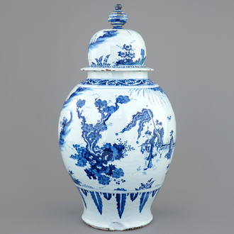 Un très grand vase au décor de chinoiserie en faïence de Nevers, 17ème
