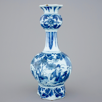 Een blauw-witte Delftse vaas met chinoiseriedecor, eind 17e eeuw