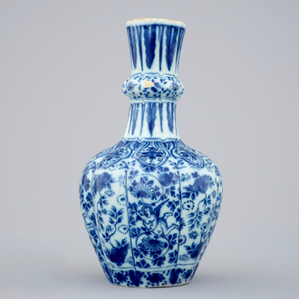 Un vase en Delft bleu et blanc au putti volants, 18ème
