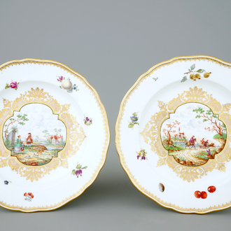Une paire d'assiettes en porcelaine dorée de Meissen, vers 1880