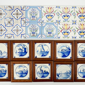 Een lot van 22 blauw-witte en polychrome Delftse tegels, 19e eeuw