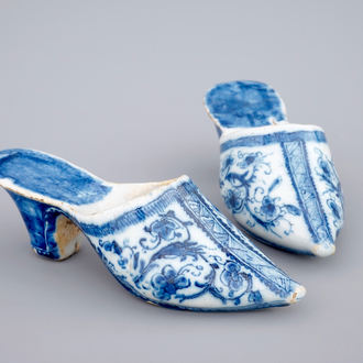 Une paire de chaussures en faïence de Delft bleu et blanc, 18ème