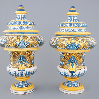 Une paire de vases datés et inscrits en majolique de Naples, datés 1724