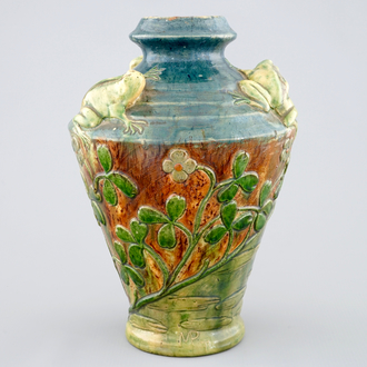 Un vase en poterie flamande au décor de grenouilles, signé MP pour Maes, Torhout, 20ème