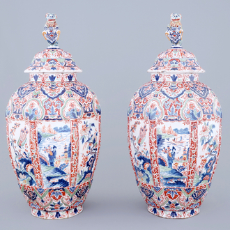 Un grande paire de vases en faïence de Delft de palette cachemire, 19ème
